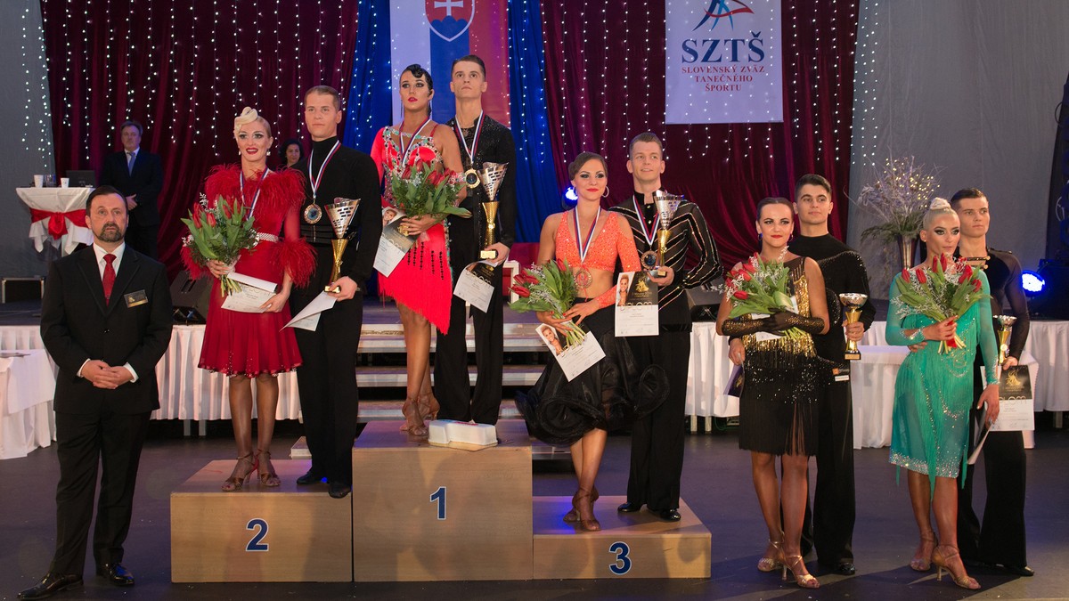 Víťazi hlavnej kategórie Dospelí. Zľava: 2. Gruľa Dušan - Cragnolini Giada, TC FORTUNA Poprad, 1. Štec Matej - Popova Elena TK UNI-DANCE, 3. Jurča Daniel - Scherfelová Emília, TC FORTUNA Poprad, 4. Ihring Jaroslav - Varechová Natália, TŠK STELLA Žiar nad Hronom, 5. Tóth Daniel - Indrová Vanesa, TK UNI-DANCE Bratislava.
