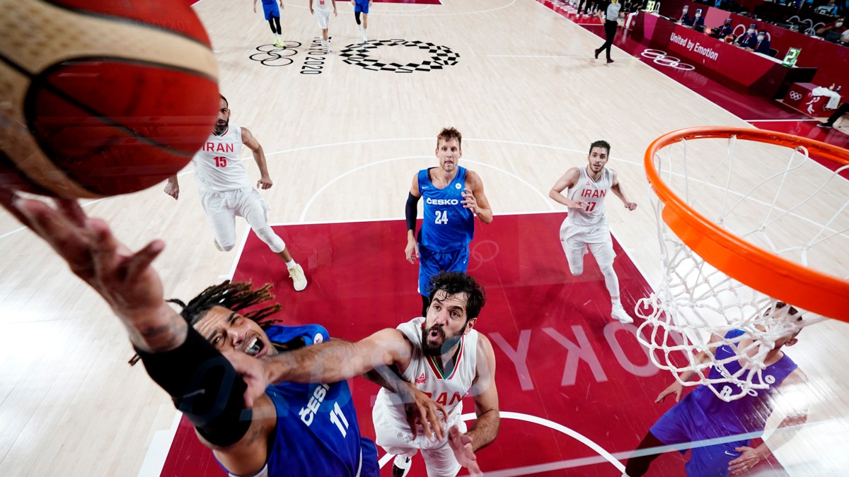 Basketbalista Česka Blake Schilb v zápase OH 2020 / 2021 v Tokiu, Česko - Irán.