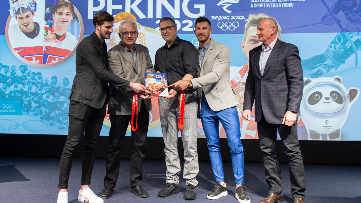 Marek Hrivík a Patrik Rybár krstia medailami pamätnicu k ZOH Peking 2022.