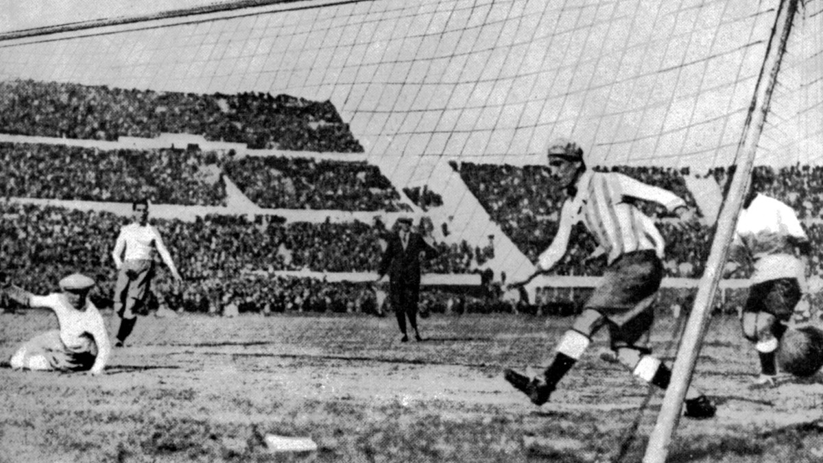 Momentka z finále MS 1930 medzi Uruguajom a Argentínou, domáci vyhrali 4:2 a získali titul.
