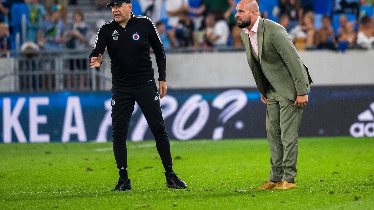 Tréner Vladimír Weiss starší a  generálny riaditeľ klubu Ivan Kmotrík mladší.