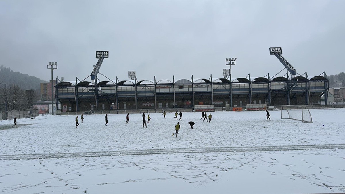 Štadión MFK Ružomberok je pod snehom.