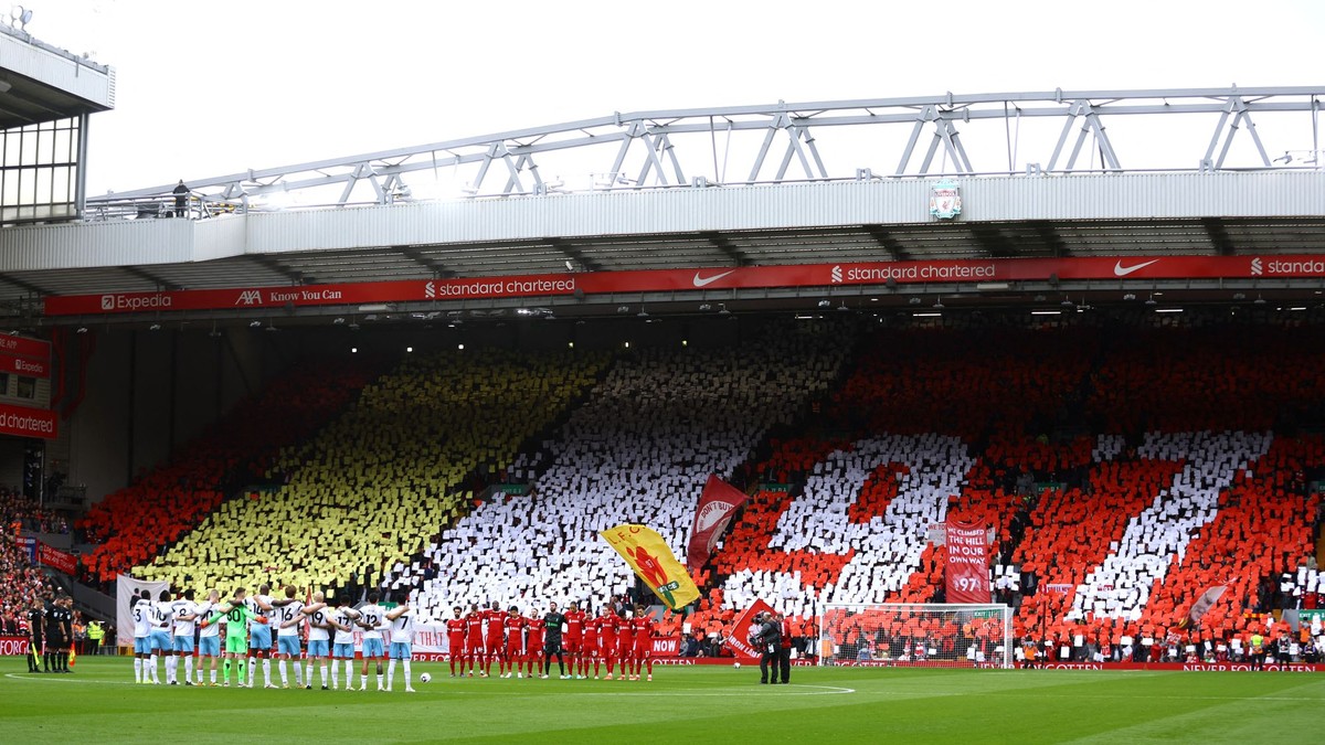Obrovské choreo fanúšikov Liverpoolu pred zápasom s Crystal Palace na počesť obetiam z Hillsborough.