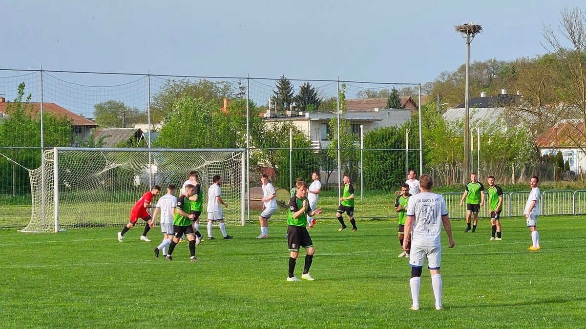 Momentka zo zápasu Nižný Hrušov - Dulova Ves.