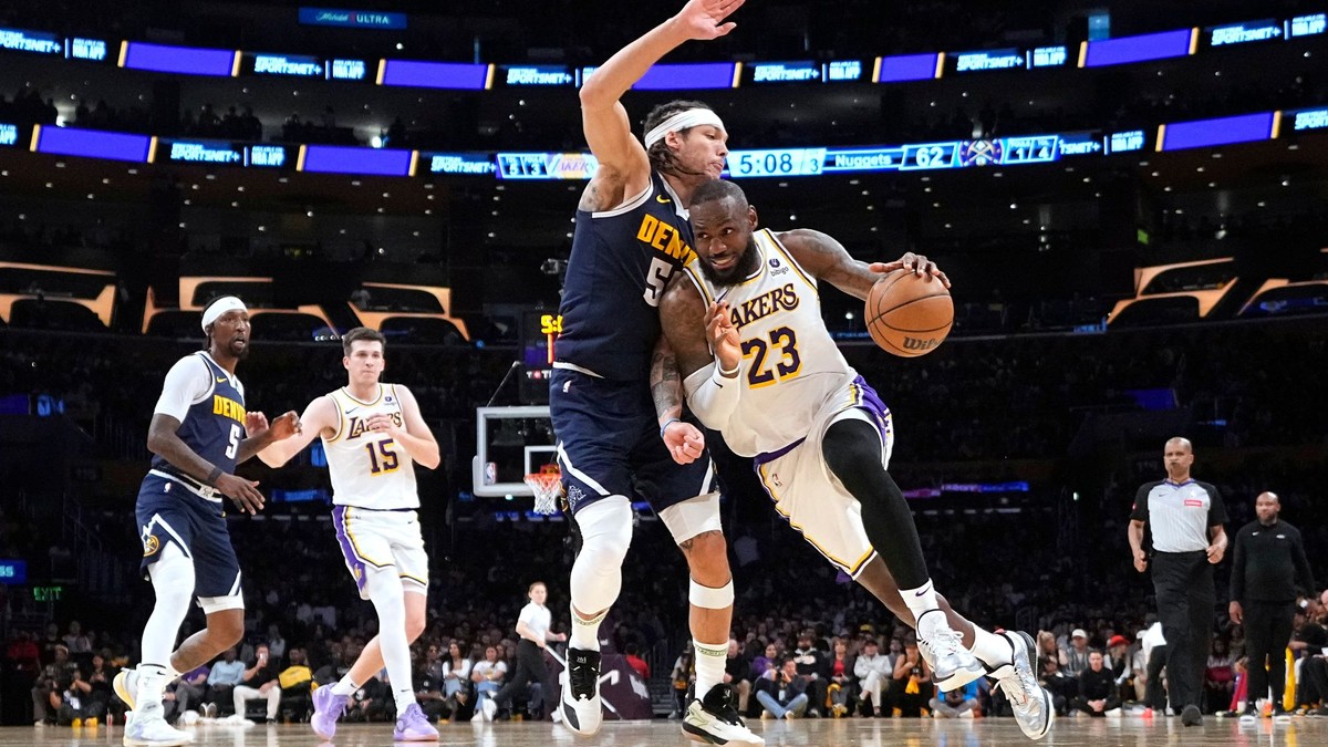 LeBron James v zápase Los Angeles Lakers - Denver Nuggets