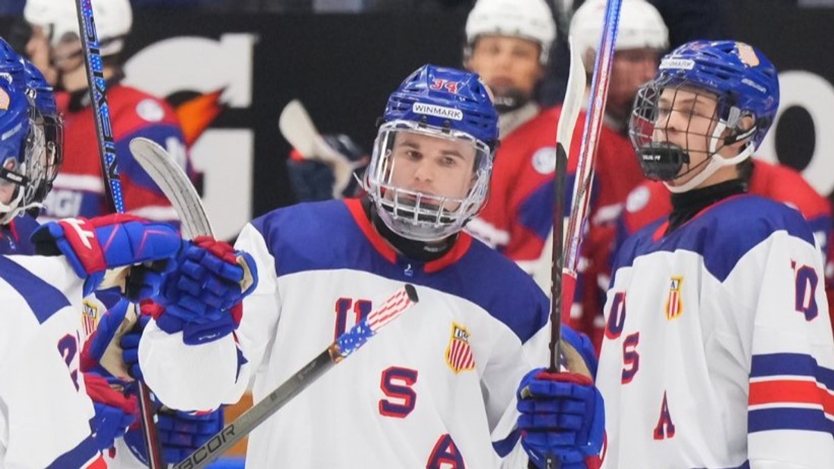 Američania sa tešia po strelenom góle v zápase Nórsko U18 - USA U18 na MS v hokeji do 18 rokov 2024.