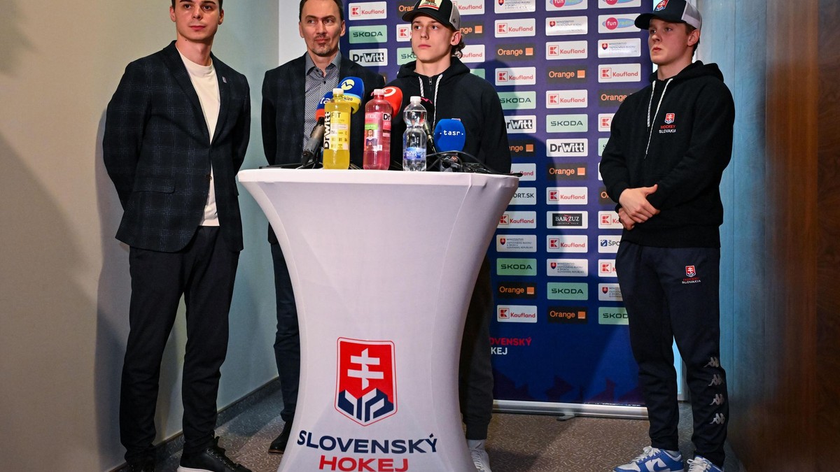 Zľava tréner Martin Dendis, prezident SZĽH Miroslav Šatan a hokejisti Luka Radivojevič a Tomáš Pobežal 
