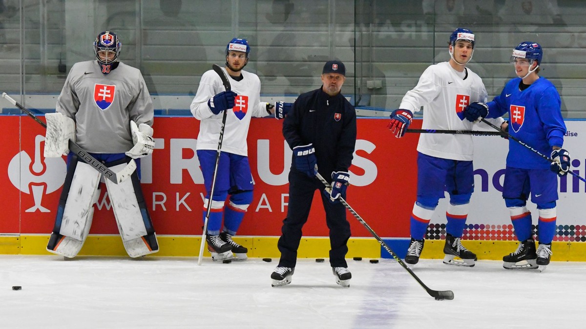 Slovenskí hokejisti počas tréningu na MS 2024.