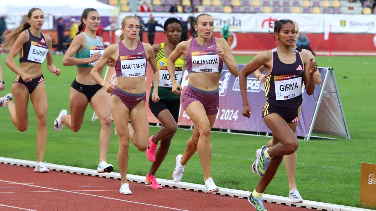beh 800 metrov, uprostred Gabika Gajanová (SVK) počas 59. ročníka Slovenského atletického mítingu P-T-S na Štiavničkách v Banskej Bystrici 