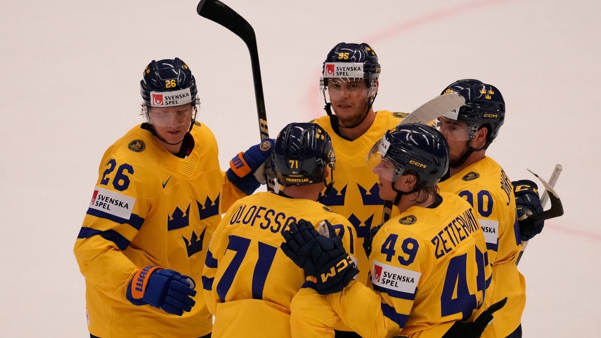 Radosť švédskych hokejistov počas zápasu Nemecko - Švédsko na MS v hokeji 2024. 