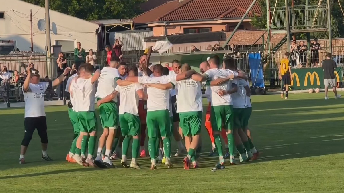Futbalisti FKM Nové Zámky oslavujú postup do tretej ligy.