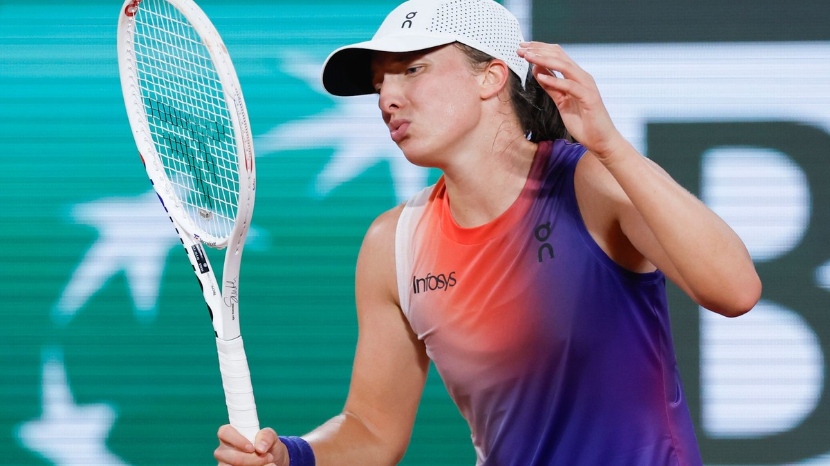 Poľská tenistka Iga Swiateková počas zápasu druhého kola Roland Garros 2024 proti Naomi Osakovej. 