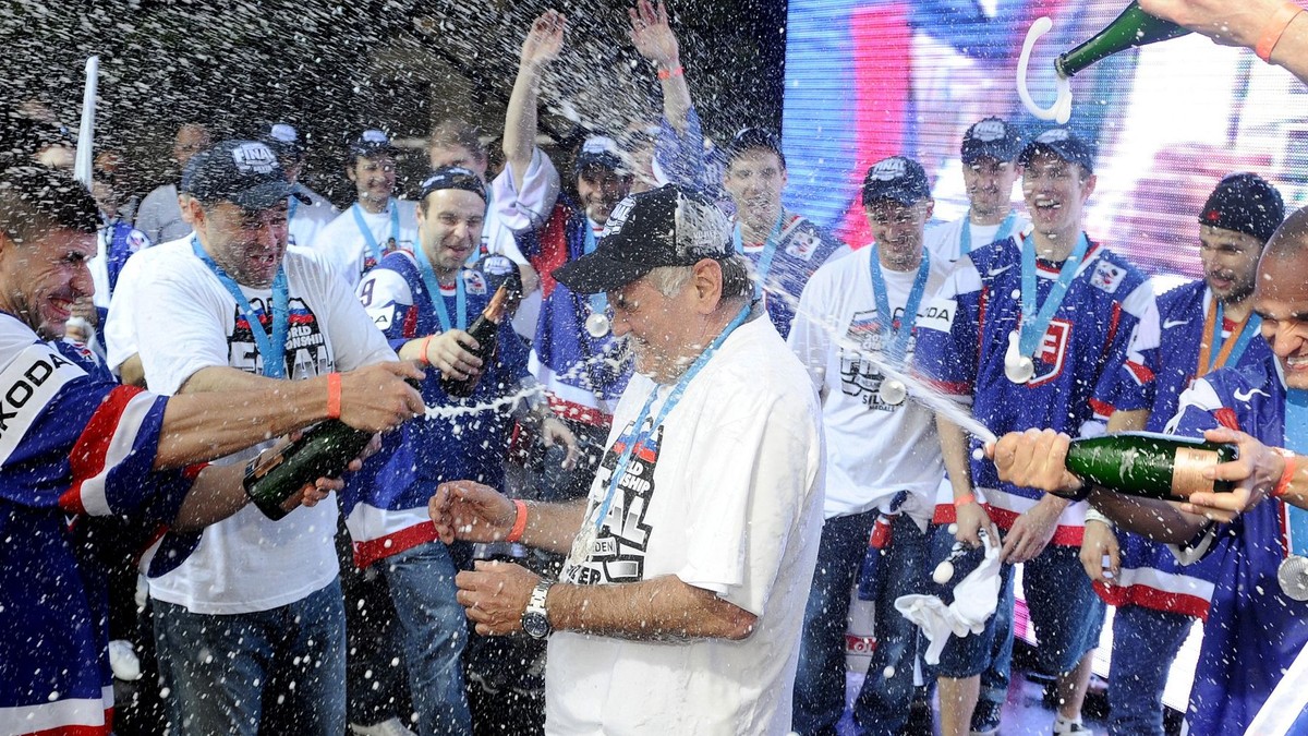 Vladimír Vůjtek sprchovaný šampanským počas osláv striebornej medaily z MS 2012.