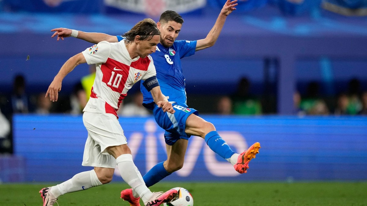 Luka Modrič a Jorginho v zápase Chorvátsko - Taliansko na EURO 2024