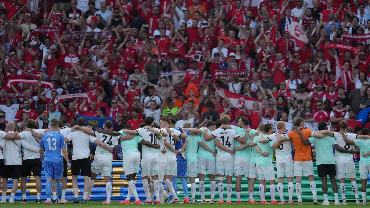 Rakúski futbalisti oslavujú víťazstvo nad Holandskom na EURO 2024.