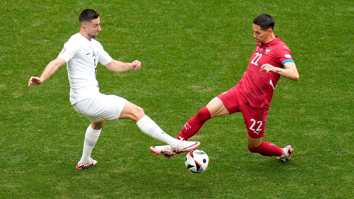 Andraž Šporar (vľavo) v zápase Slovinsko - Srbsko na EURO 2024. 