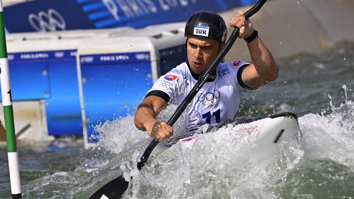 Jakub Grigar pádluje na trati prvej kvalifikačnej jazdy v kategórii K1 mužov počas olympijských hier v Paríži.