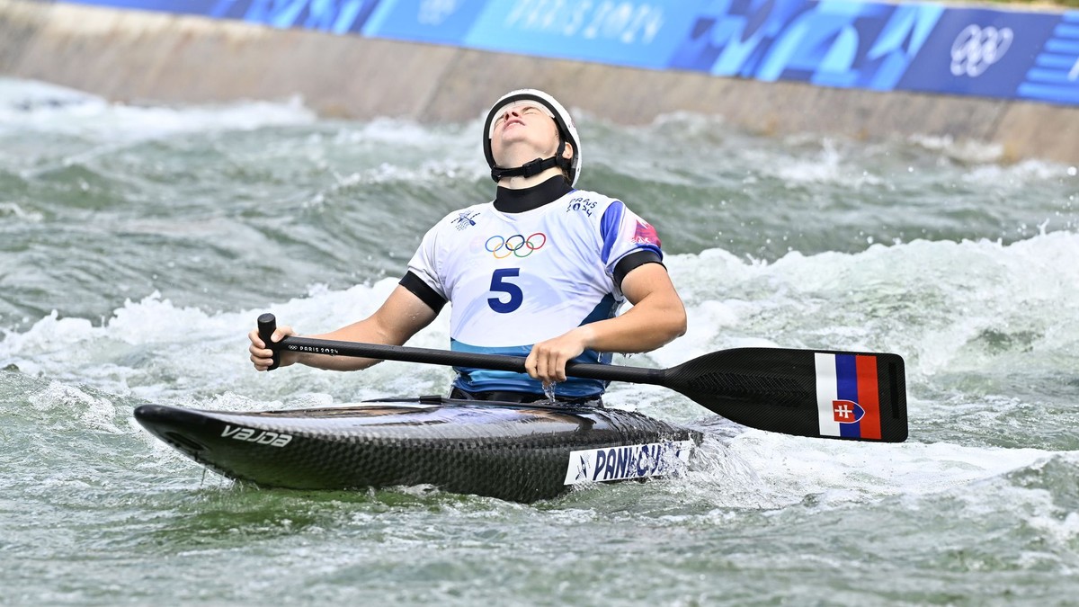 Zuzana Paňková v cieli po finálovej jazde v kategórii C1 žien počas olympijských hier v Paríži.