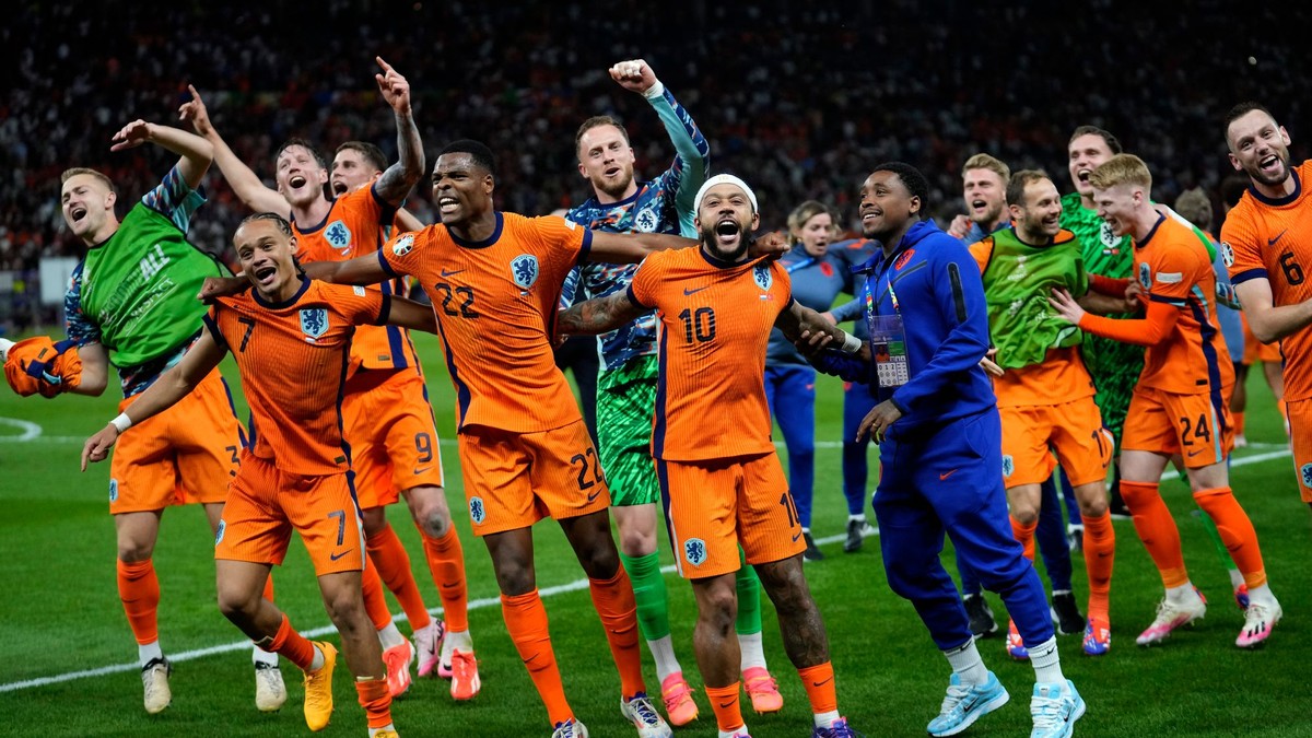 Netherlands players celebrate at the end of a quarterfinal match between the Netherlands and Turkey at the Euro 2024 soccer tournament in Berlin, Germany, Saturday, July 6, 2024. (AP Photo/Ebrahim Noroozi)

- XEURO2024X