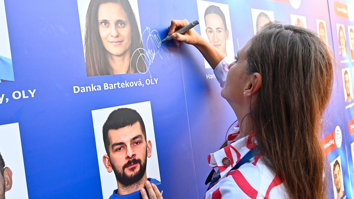 Danka Barteková sa podpisuje na stenu olympionikov v Slovenskom dome.