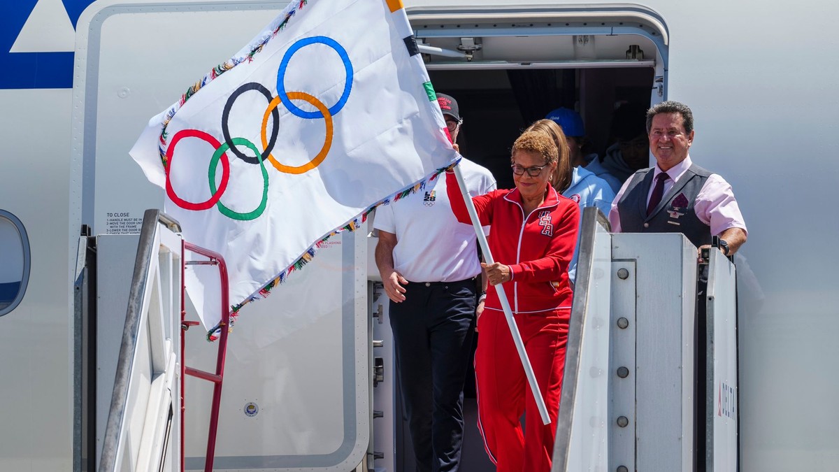 Primátorka Los Angeles Karen Bassová drží oficiálnu olympijskú vlajku.