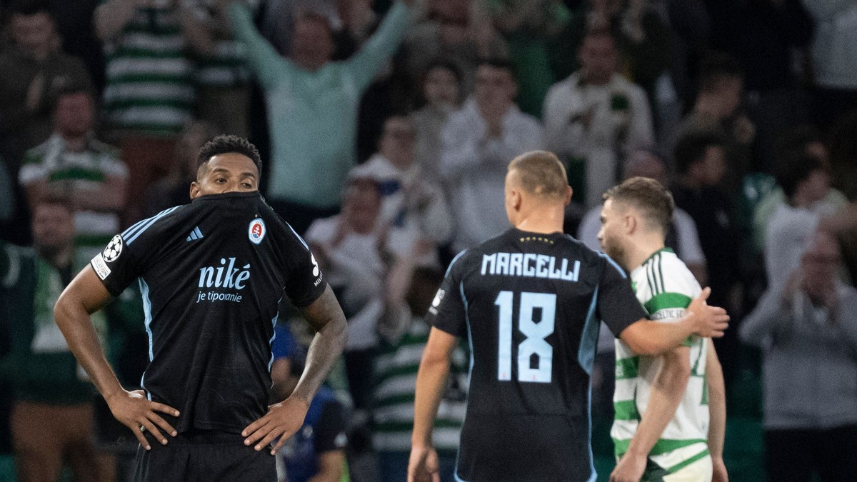 Zľava Cesar Blackman, Nino Marcelli a James Forrest v zápase Celtic Glasgow - ŠK Slovan Bratislava v 1. kole ligovej fázy Ligy majstrov.