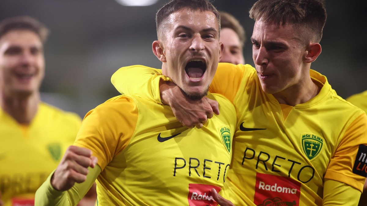 Na snímke zľava Adrián Kaprálik a Mário Sauer (obidvaja Žilina).