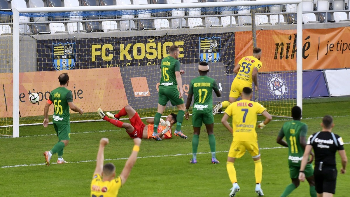 Žan Medved strieľa prvý gól v zápase FC Košice - MŠK Žilina v 8. kole Niké ligy.