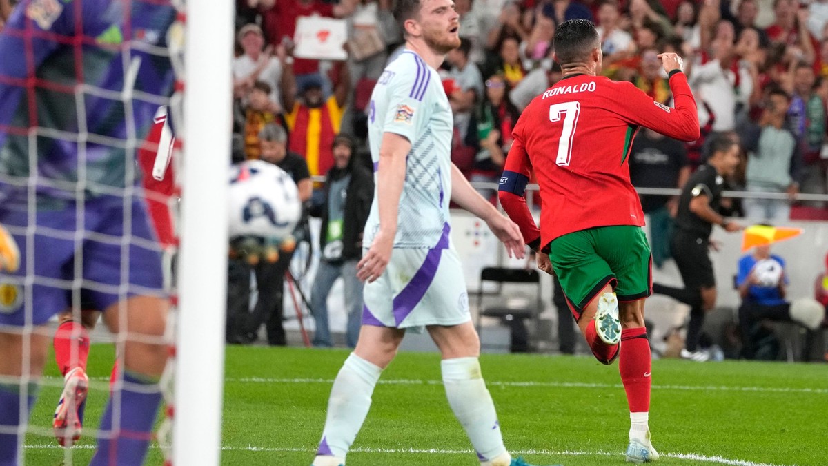 Cristiano Ronaldo sa teší z gólu v zápase Portugalsko - Škótsko v Lige národov.