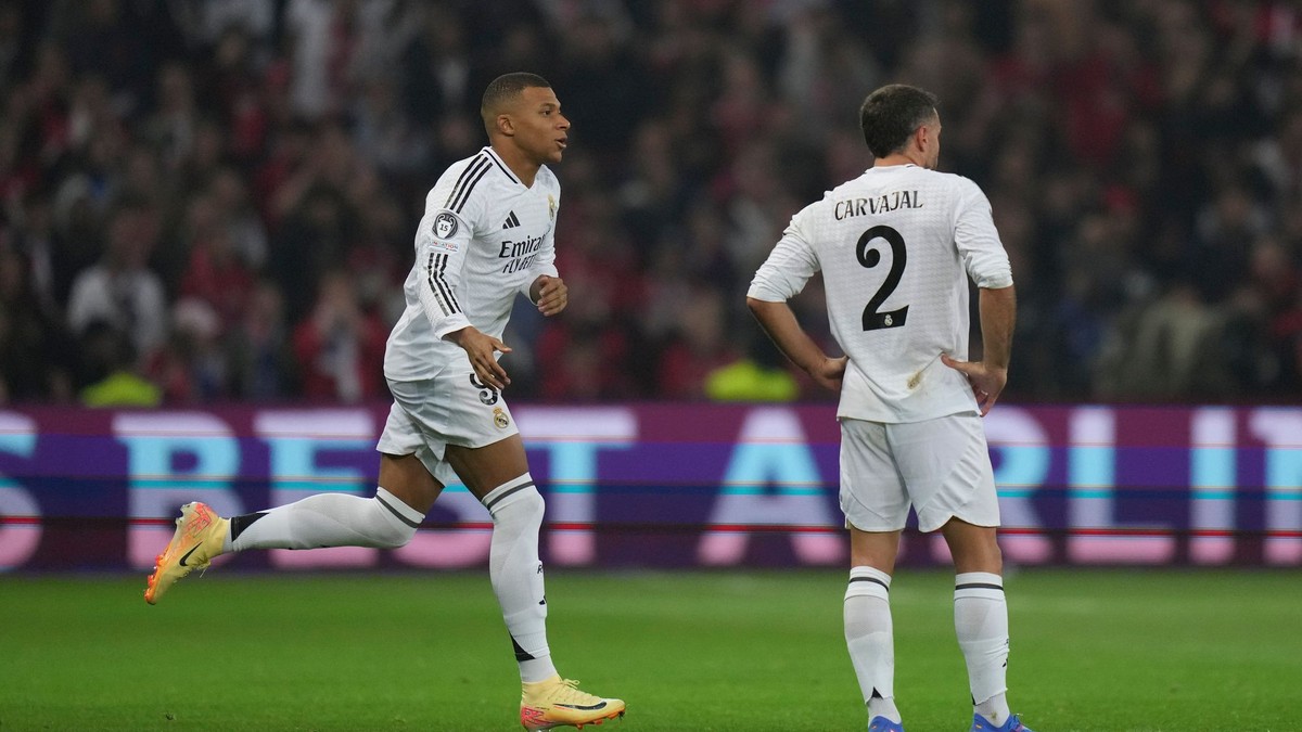 Kylian Mbappé a Dani Carvajal v zápase Ligy majstrov na pôde Lille