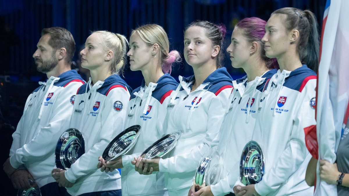 Slovenské tenistky s trofejami po dueli Slovensko - Taliansko vo finále Billie Jean King Cupu 2025.