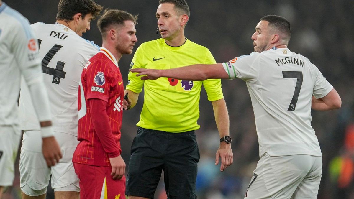 Rozhodca David Coote v zápase Liverpool - Aston Villa