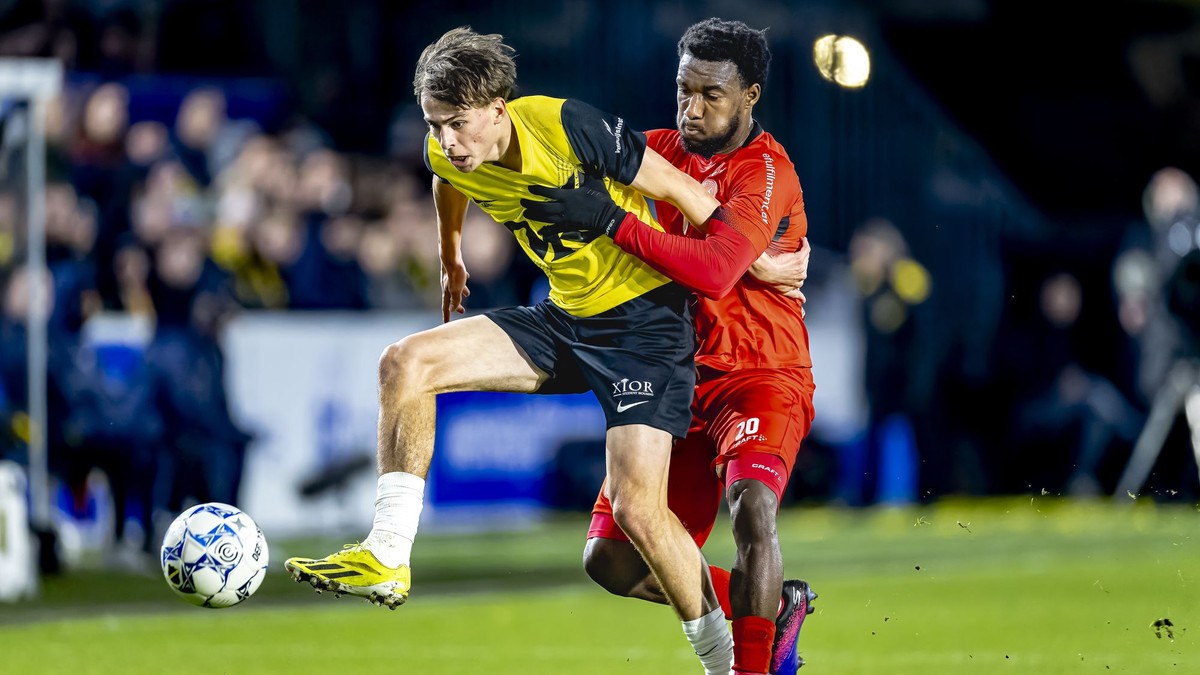 Leo Sauer v zápase proti Almere City.