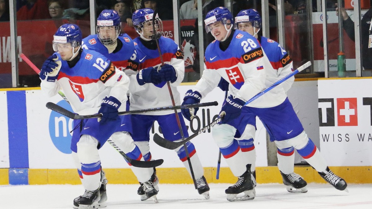 Radosť slovenských hokejistov počas zápasu Slovensko - Česko na MS v hokeji do 20 rokov 2025 (Ilustračné foto)