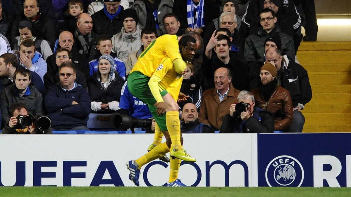 Babatounde Bello a na jeho chrbte Tomáš Majtán (obaja Žilina ) sa tešia z gólu v zápase Ligy majstrov  medzi Chelsea FC - MŠK Žilina.