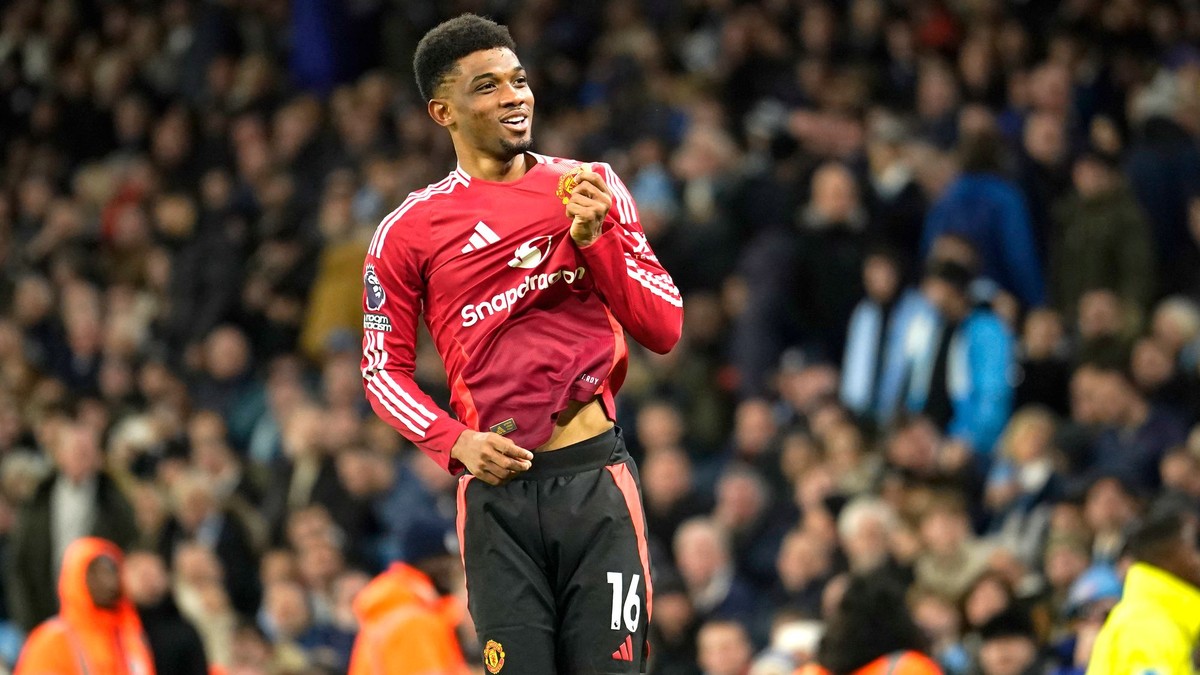 Amad Diallo sa teší po strelenom góle v zápase Manchester United - Manchester City v 14. kole Premier League