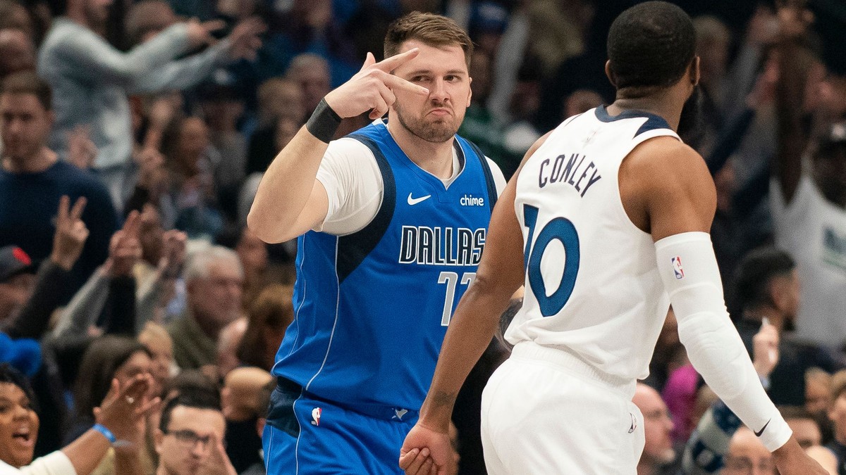 Slovinský basketbalista Luka Dončič v drese Dallasu.