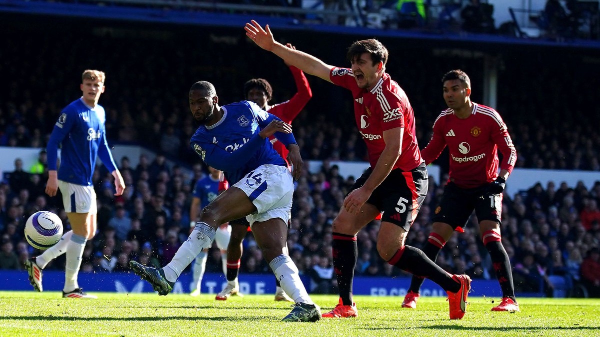 Hráč Evertonu Beto strieľa gól v zápase proti Manchestru United.