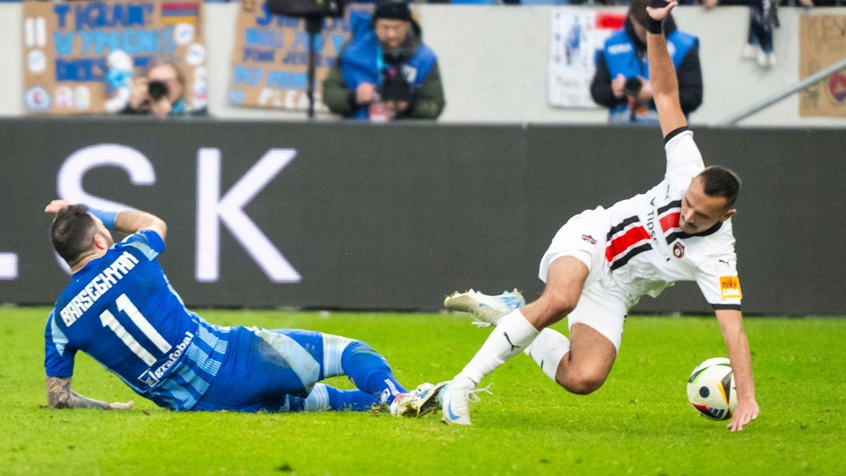 Tigran Barseghjan (Slovan) a Martin Šulek (Trnava) v zápase 22. kola Niké ligy ŠK Slovan Bratislava – FC Spartak Trnava.