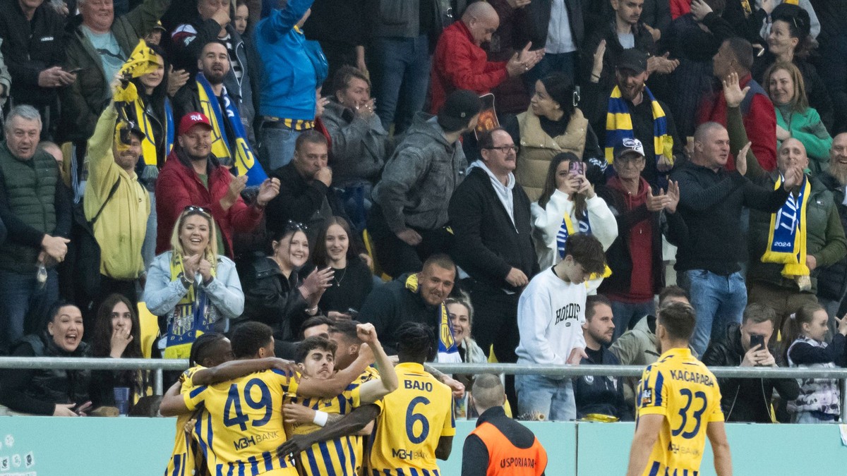 Futbalisti Dunajskej Stredy sa tešia z gólu v zápase proti Slovanu. 