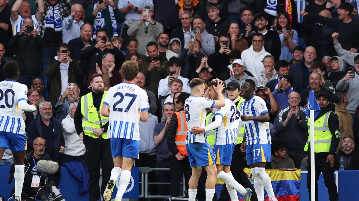 Hráči Brightonu oslavujú gól do siete Liverpoolu. 
