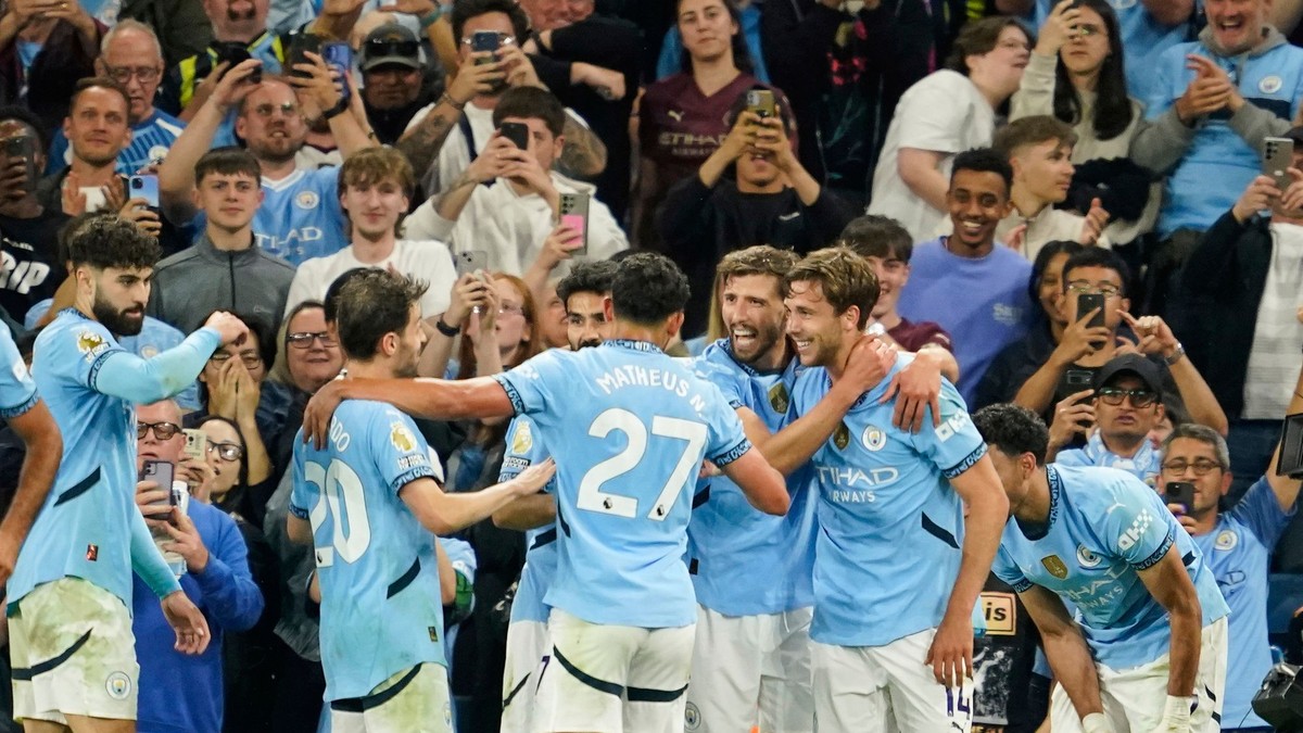Futbalisti Manchestru City oslavujú gól do siete Bournemouthu.