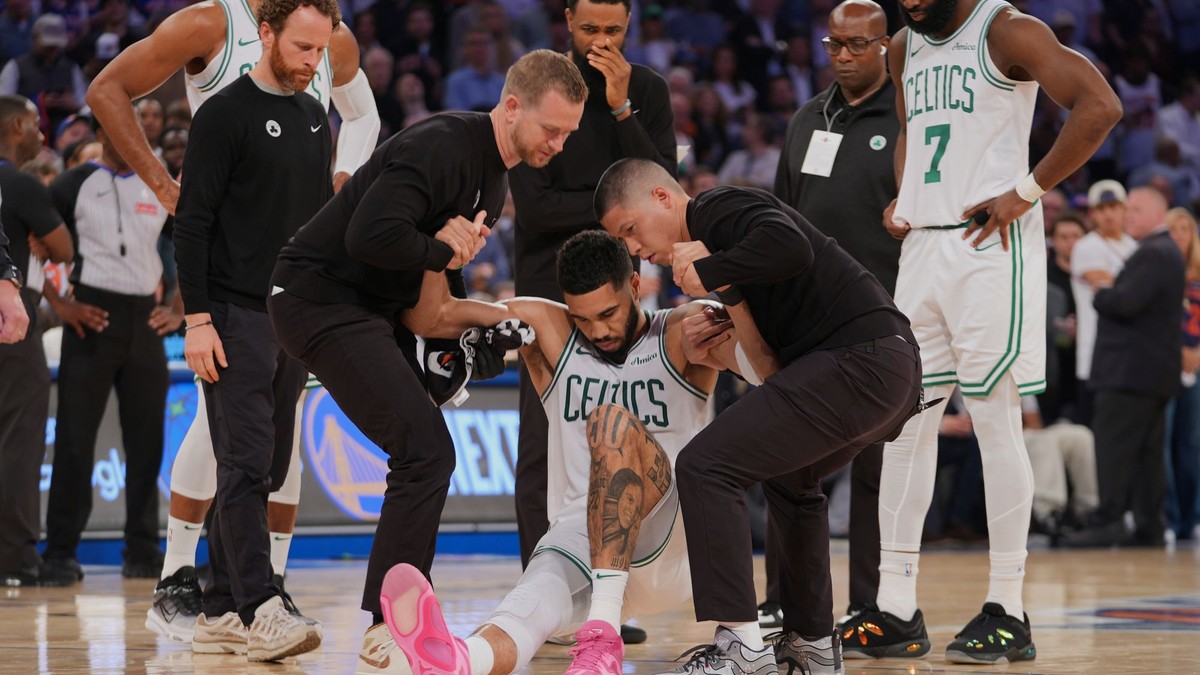 Tréneri pomáhajú hráčovi Bostonu Celtics Jaysonovi Tatumovi odísť z ihriska
