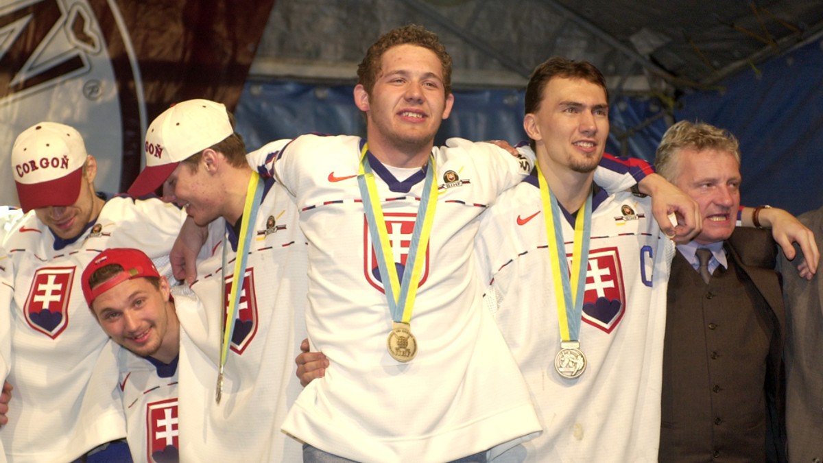 Slovenských hokejistov, ktorí získali na Majstrovstvách sveta v hokeji v Petrohrade striebornú medailu.