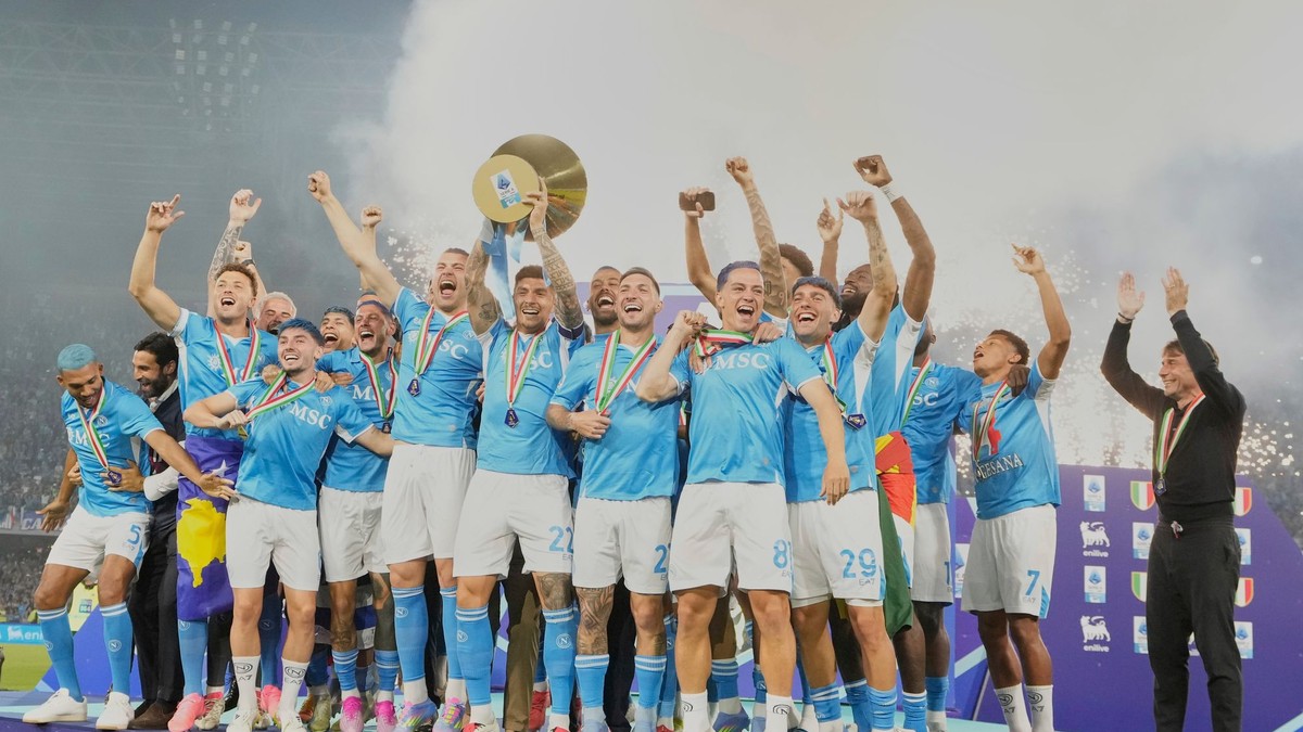 Hráči Neapolu oslavujú zisk titulu v talianskej Serie A. 