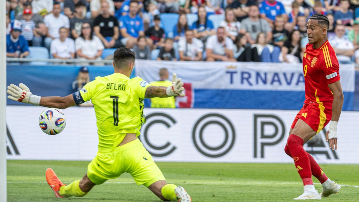 Mateo Joseph strieľa gól na 2:0, pred ním brankár Ľubomír Belko v zápase Slovensko - Španielsko v skupine A na EURO U21 2025 (ME vo futbale do 21 rokov).
