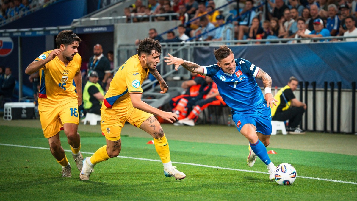 Tomáš Suslov preniká po krídle v zápase Slovensko - Rumunsko na EURO U21. 