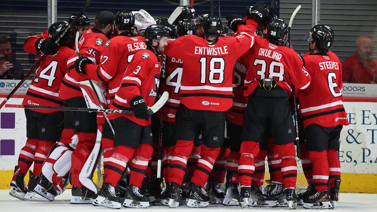 Oliver Okuliar sa so spoluhráčmi teší po postupe Charlotte Checkers do finále play-off AHL.