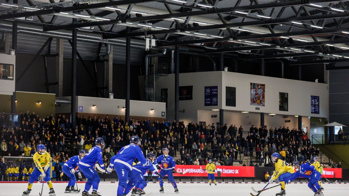 Momentka z finále MS 2025 v bandy medzi Švédskom a Fínskom.