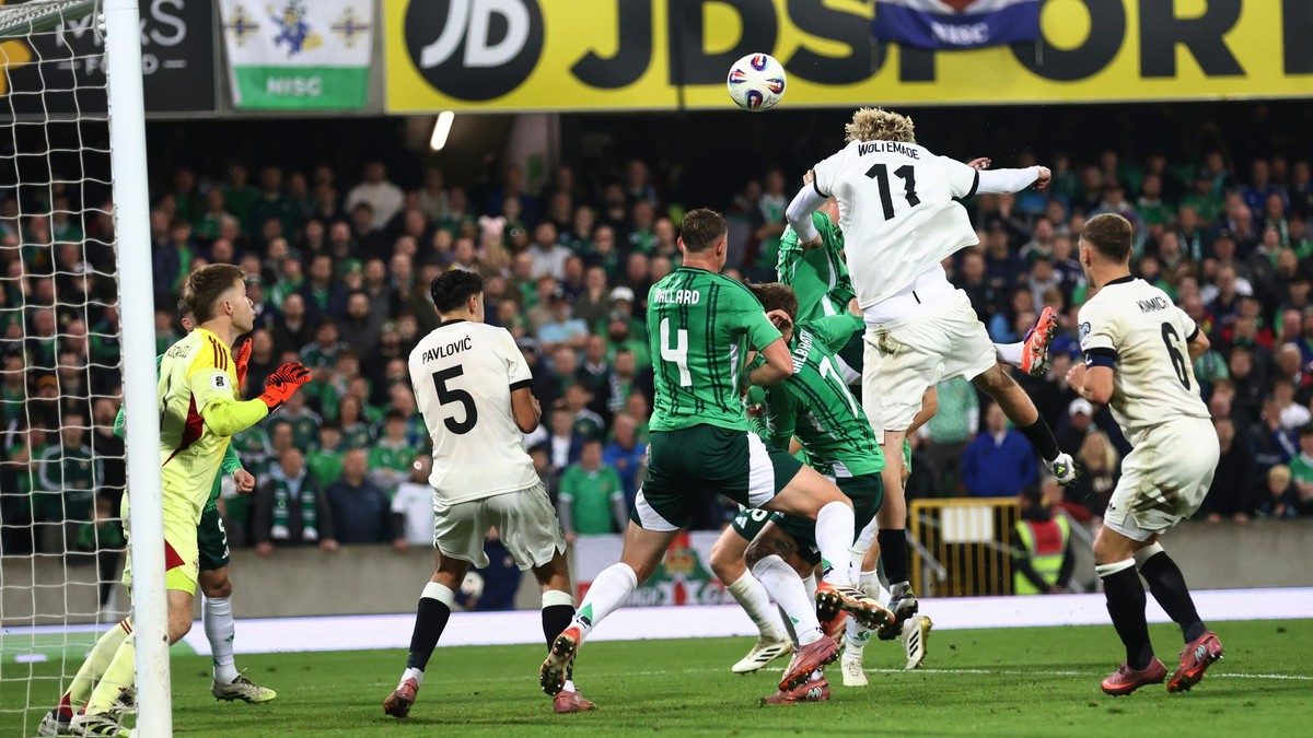 Nick Woltemade hlavičkuje v zápase Nemecko - Luxembursko. Podľa Hyballu z neho rastie nová superstar nemeckého futbalu.